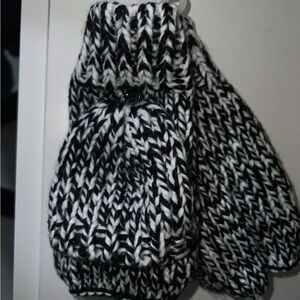 LOFT black & white mittens with hand flap